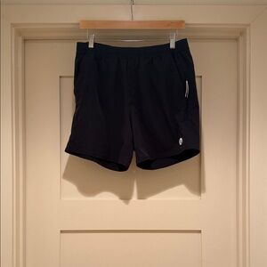 Vuori Men’s Black Athletic 5 Inch Shorts – Size M – Unlined – Zipper Pocket